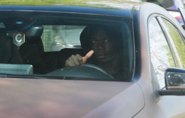 Pogba đến sân tập với chiếc Mercedes quen thuộc.