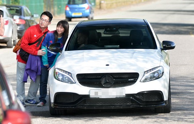 Axel Tuanzebe - người được Mourinho nói đùa sẽ đá cặp trung vệ với ông trong những trận sắp tới, chụp ảnh với NHM.