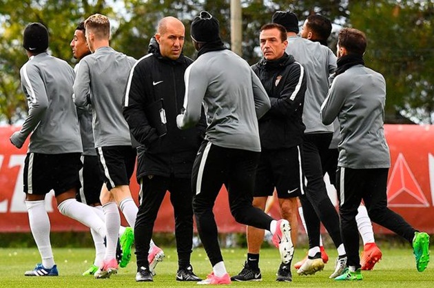 Jardim chỉ cho các học trò tập nhẹ.