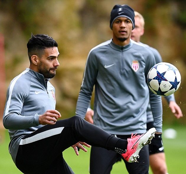 Juventus cũng cần hết sức dè chừng Falcao.