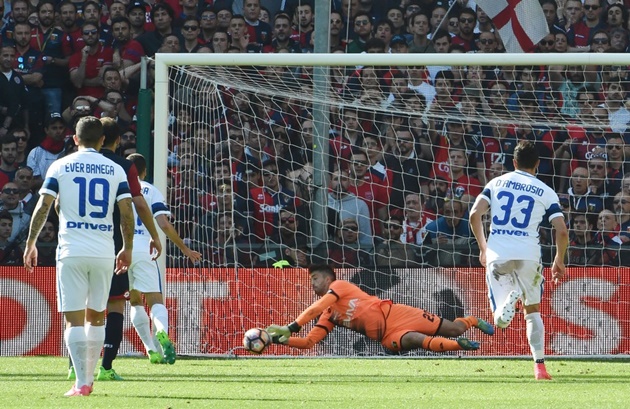 Phút 87, Inter được hưởng một quả phạt đền nhưng Candreva lại sút hỏng.