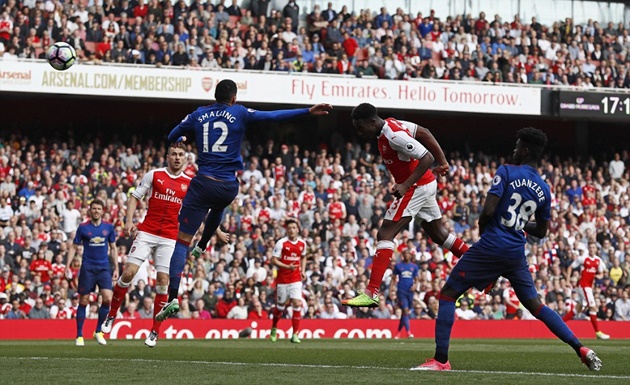 Ba phút sau, Welbeck đánh đầu dũng mãnh đưa Pháo thủ dẫn trước 2 bàn.