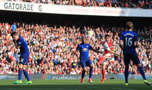 Phút 54, Xhaka tung cú sút từ ngoài vòng cấm. Bóng đập lưng Herrera và trở thành bàn thắng.