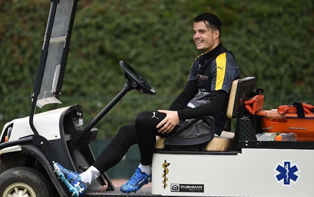 Xhaka dùng xe chuyên dụng của môn golf để đến sân bóng.