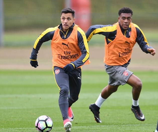 Sanchez như thường lệ vẫn là người hăng hái nhất đội.