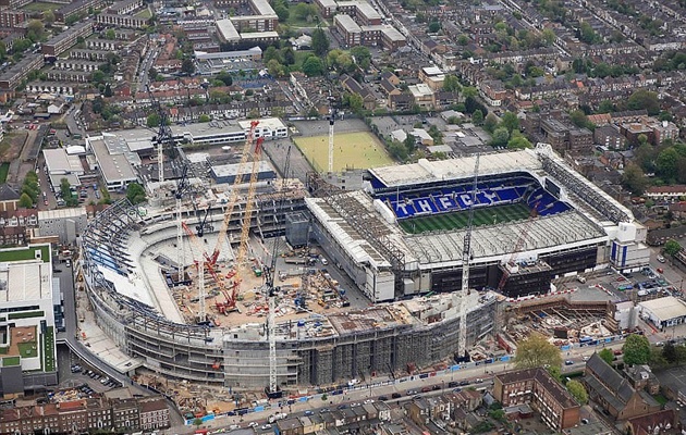 Các công nhân đang gấp rút thi công sân White Hart Lane để kịp khởi tranh cho mùa bóng 2018/19.