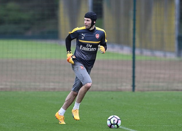 Cech thể hiện tài chơi bóng bằng chân.