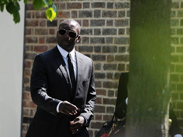 Cựu cầu thủ Chelsea - Jimmy-Floyd Hasselbaink cũng có mặt ở đám tang.