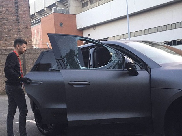 Xui cho Coutinho trên đường đi đến dự tiêc, xe của anh đã gặp tai nạn.