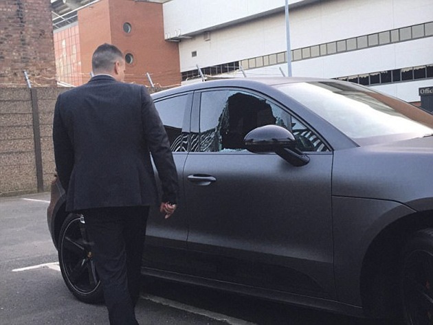 Cú va chạm khiến gương cửa sổ bị vỡ.