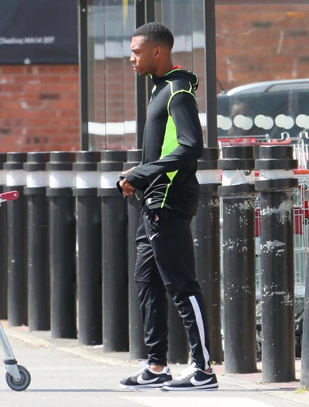 Có vẻ việc đi siêu thị là thú tiêu khiển của chân sút 26 tuổi.