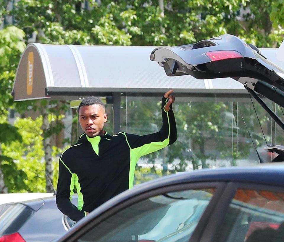 Giữa bão tin đồn, Daniel Sturridge hồn nhiên đi siêu thị - Bóng Đá