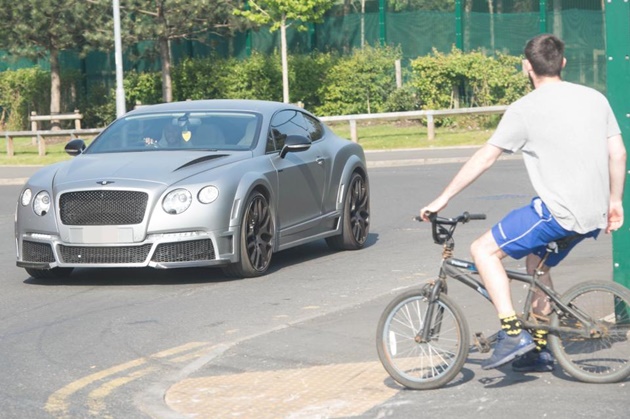 Chiếc Bentley của Sterling đắt nhất trong số các siêu xe ở Man City.