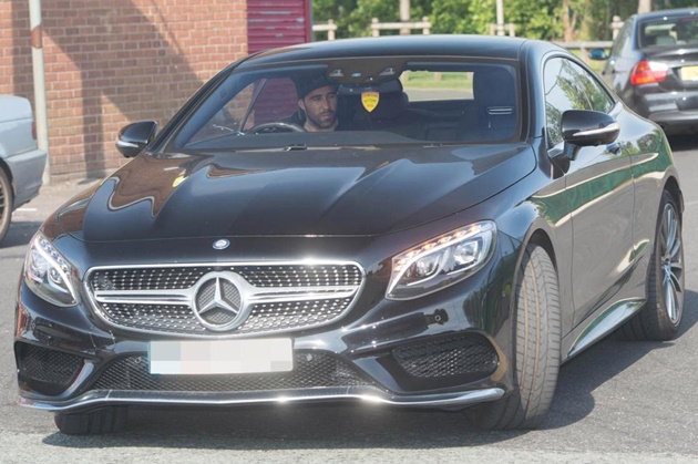 Bravo vẫn đến sân tập dù chấn thương.