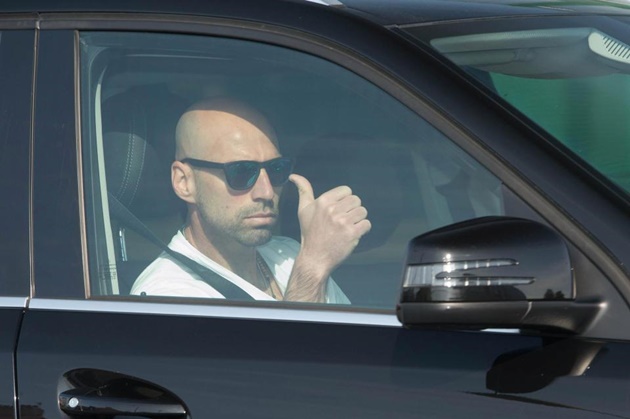 Caballero chào người hâm mộ.