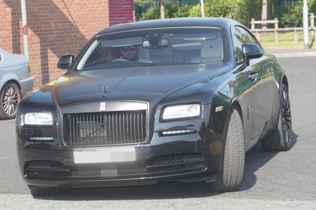 Otamendi với chiếc Royce Wraith giá 240.000 bảng.
