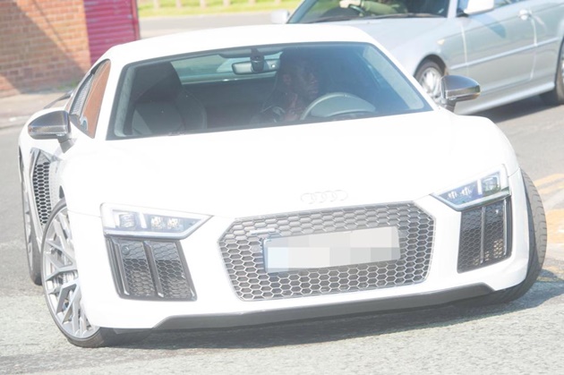 Màu xe Audi R8 thật tương phản với màu da của Sagna.