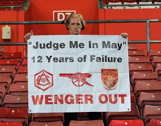 Tuy nhiên, trên khán đài, CĐV vẫn muốn Wenger ra đi.