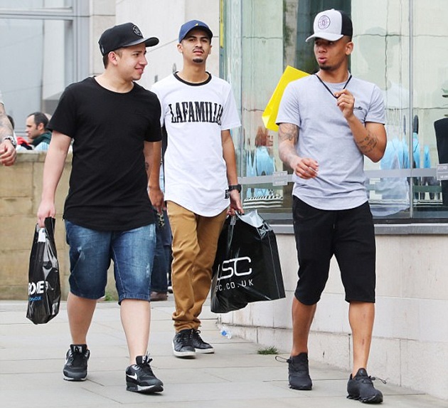 Đi kế anh là hai người bạn thân.