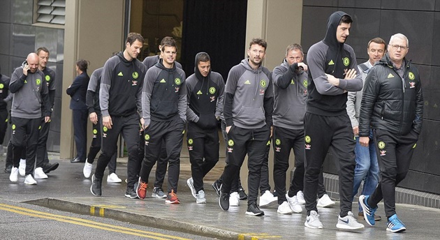 Các cầu thủ Chelsea đội mưa dạo phố trước trận đại chiến với West Brom.