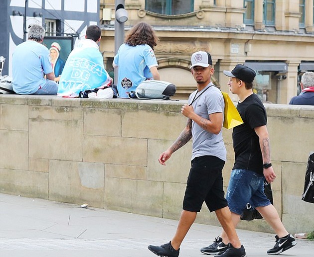 Jesus đi dạo phố khi mà trận đấu giữa Man Utd và Celta Vigo sắp diễn ra.