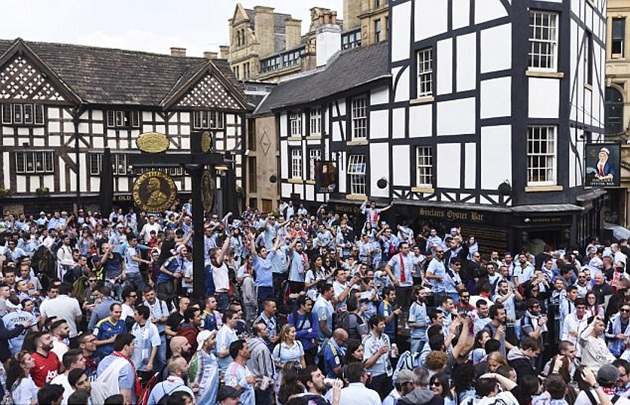 Không có bất kì đám đông hay người hâm mộ nào vây quanh Jesus.