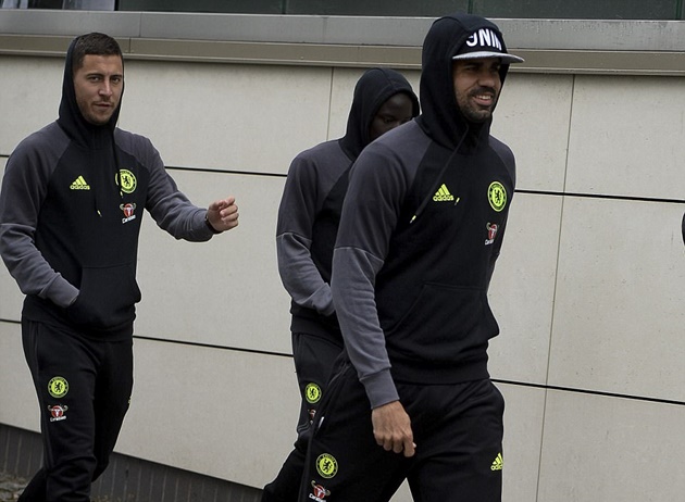 Fabregas rạng rỡ sau khi trở thành cầu thủ kiến tạo nhiều nhất tạo giải Ngoại hạng.