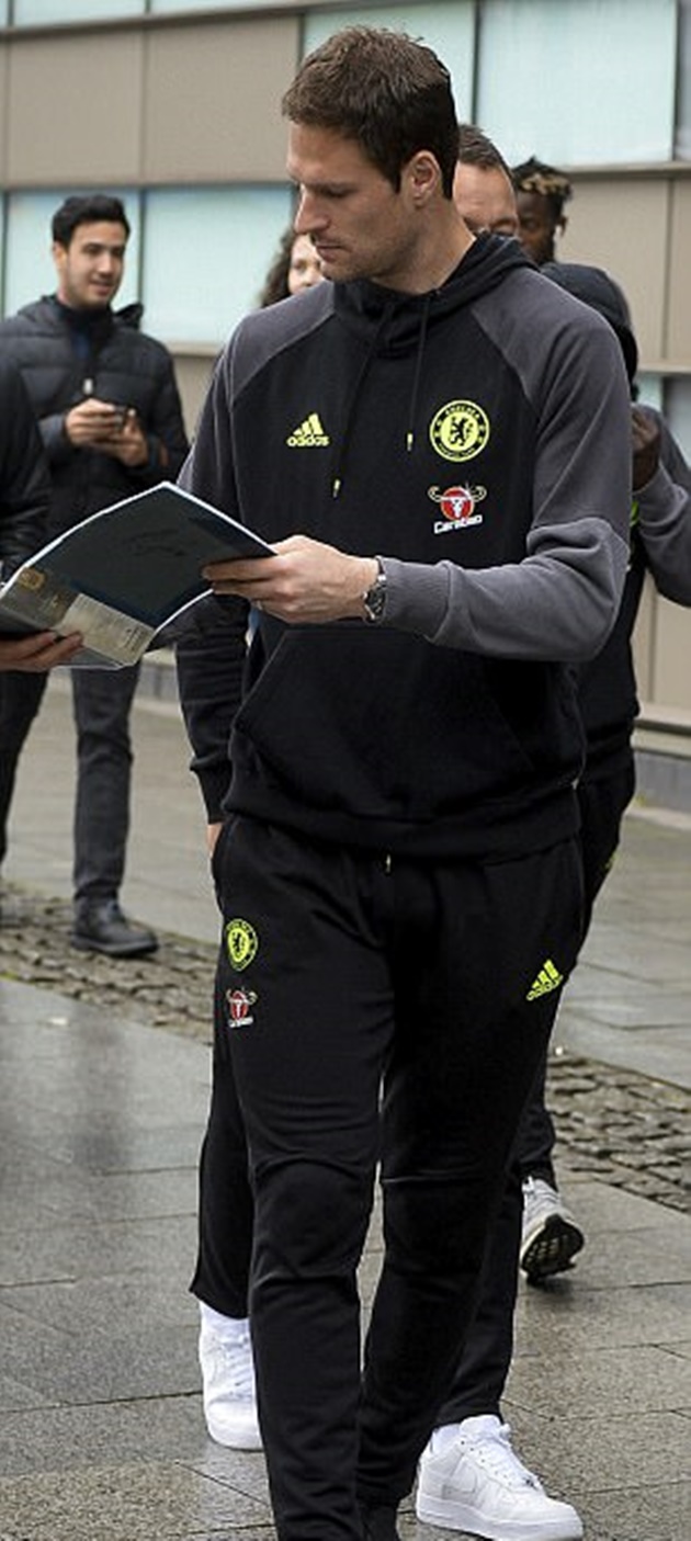 Thủ môn Begovic tranh thủ kí tặng người hâm mộ.