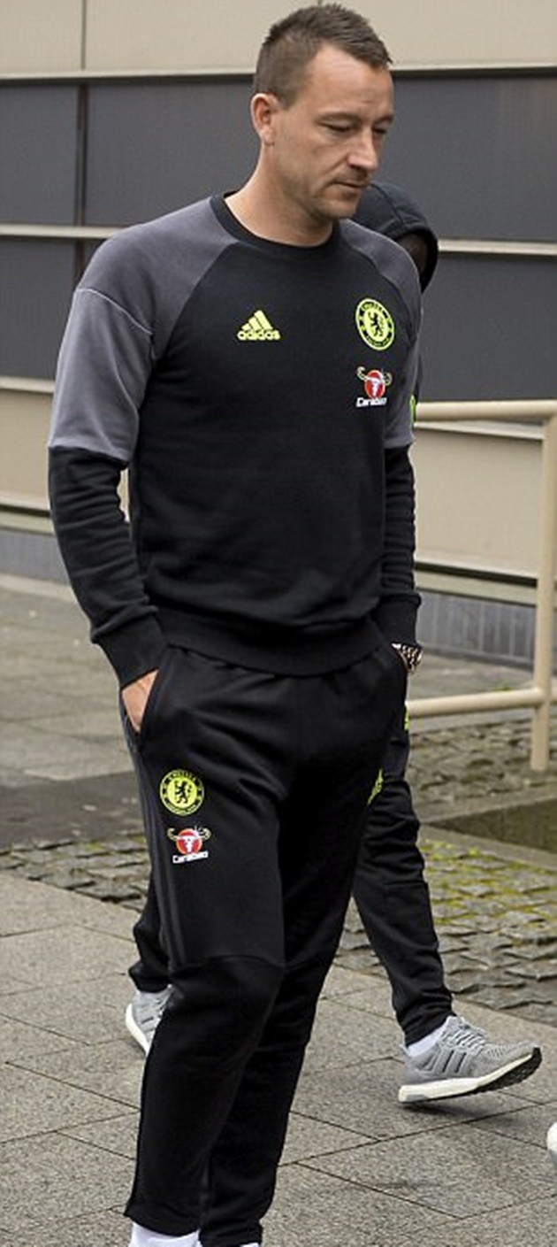 Terry vẫn là tượng đài dù anh sẽ rời Chelsea cuối mùa này.