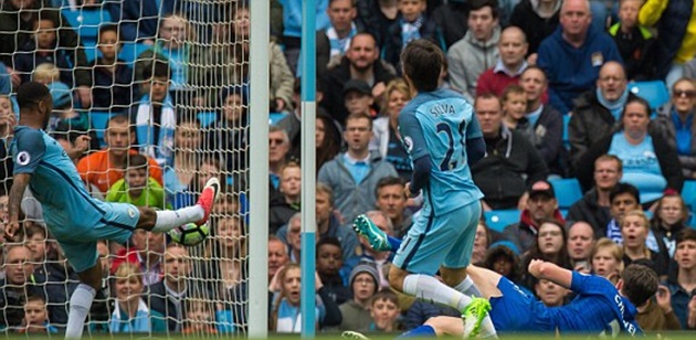 Sau nhiều pha hãm thành, đến phút 29, lưới của Leicester đã rung lên sau pha dứt điểm của Silva.