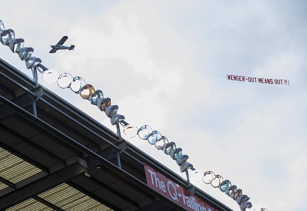 Máy bay kéo theo biểu ngữ đòi Wenger ra đi.