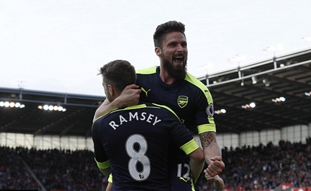 Phút 80, Giroud ấn định tỉ số bằng một cú ra chấn rất nhanh trong vòng cấm.