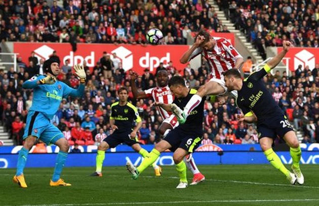 Crouch gỡ lại một bàn ở phút 67. Có vẻ bóng đã chạm tay cầu thủ người Anh.