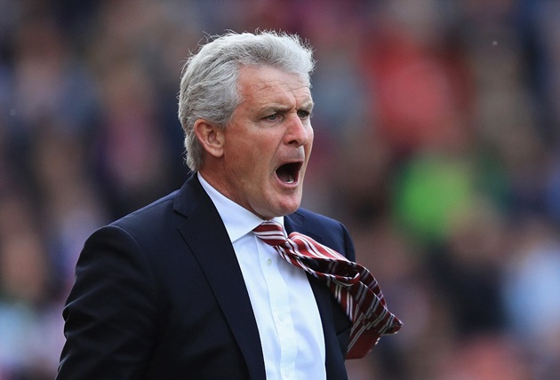 HLV Mark Hughes không có nhiều bài trước Arsenal.