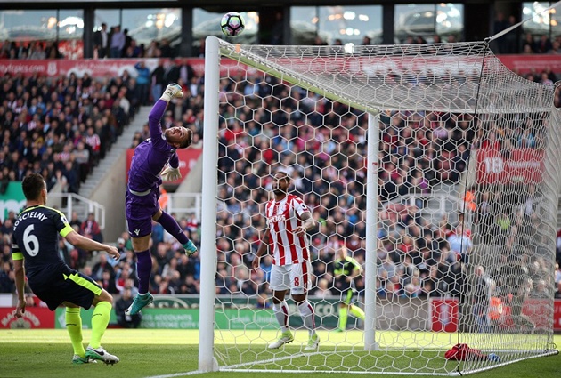 Butland cũng chơi khá tốt. Nếu không Stoke không chỉ nhận 4 bàn thua.