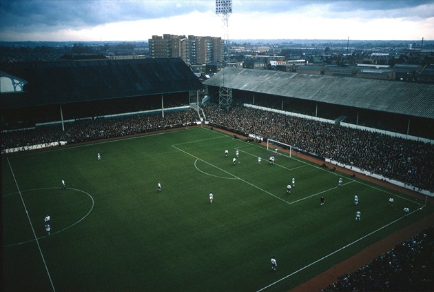 Sân White Hart Lane nhìn từ trên cao.