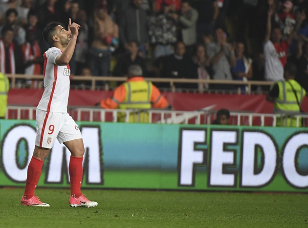 Monaco vượt lên dẫn trước ngay phút thứ 6 do công của Falcao.