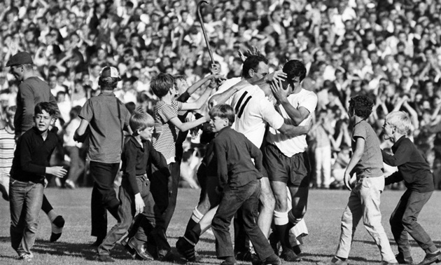 Fan Gà trống ăn mừng sau chiến thắng 2-1 trước Man Utd vào năm 1966.