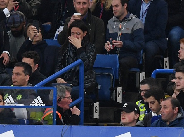 Bà xã Conte bật khóc trước tấm chân tình của CĐV Chelsea.