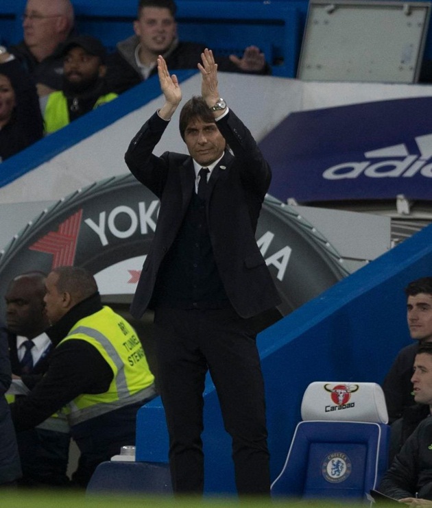 Conte vỗ tay cảm ơn người hâm mộ.