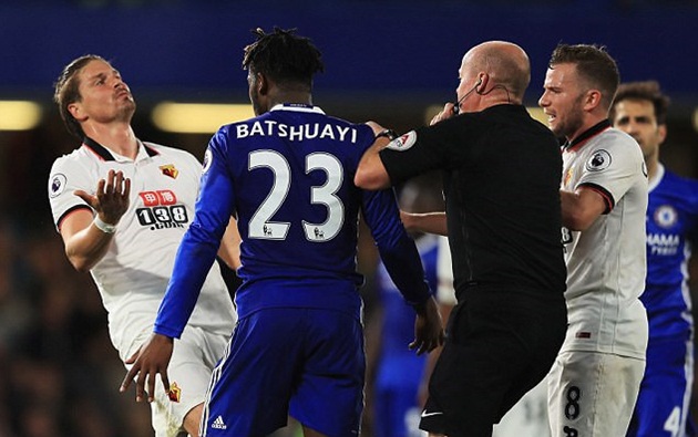 Batshuayi thoát thẻ đỏ khi trả đũa Prodl.
