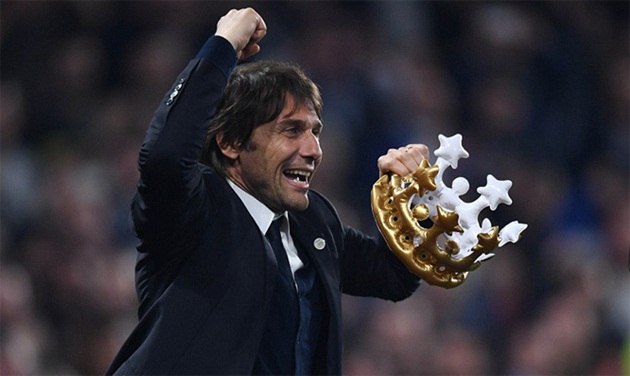 Conte với chiếc vương miệng tượng trưng.