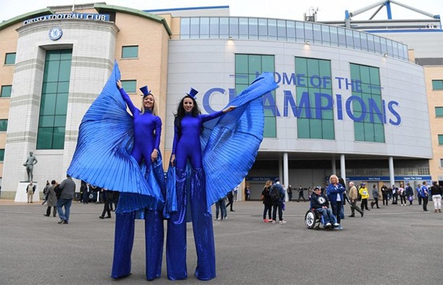 Khung cảnh bên ngoài sân Stamford Bridge.
