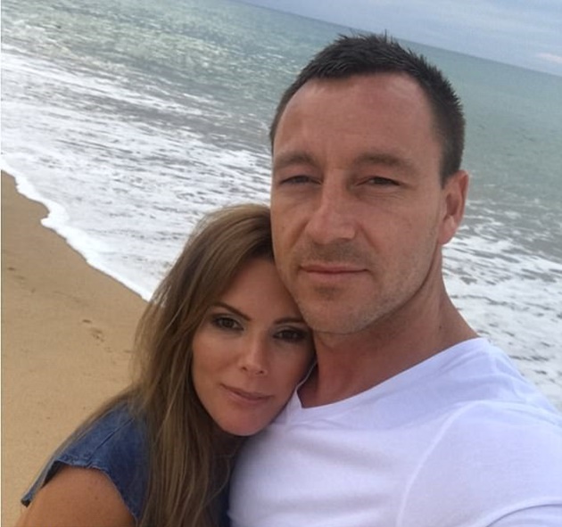 Đi cùng với anh là cô vợ Toni.