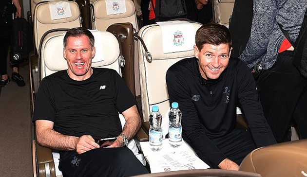 Hai công thần Gerrard và Carragher cười sảng khoái trước ống kính.