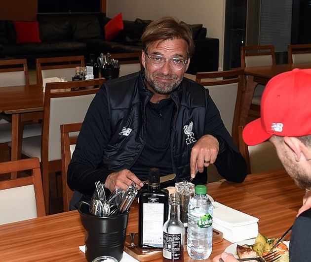 Klopp tranh thủ dùng bữa trước khi lên máy bay.