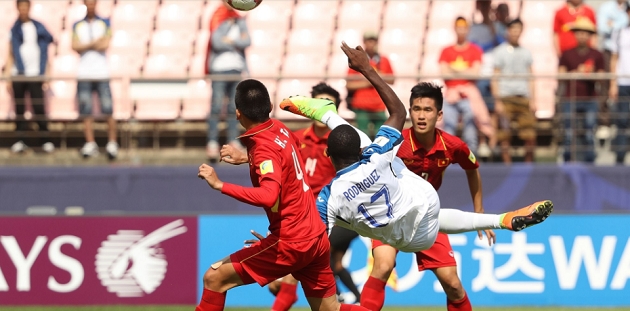 Cú volley suýt thành bàn của Rodriguez ở hiệp một.