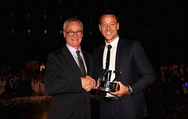 Đội trưởng Terry có cái kết đẹp với phần thưởng tôn vinh hơn 20 năm gắn bó với trái bóng.