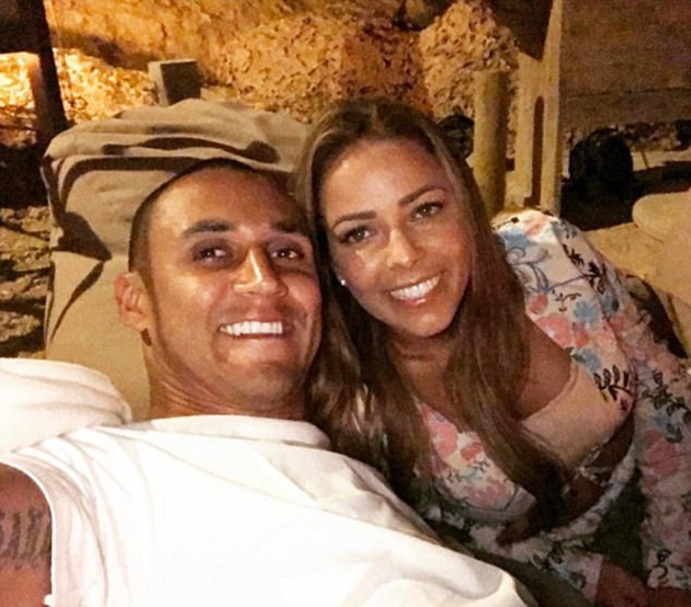 Navas tình tứ bên cô vợ Salas.