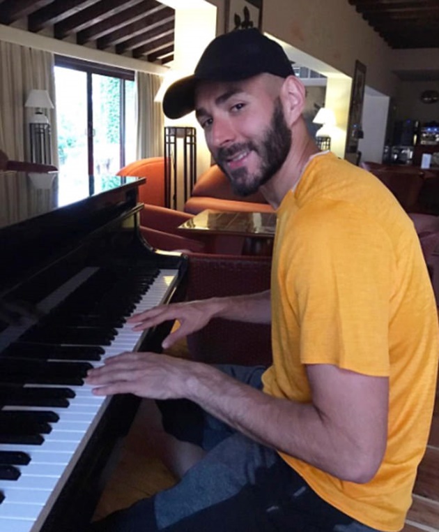 Benzema trổ tài đàn piano.